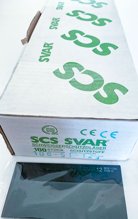 einzeln verpackt in Folie – Karton weiß mit grüner Schrift